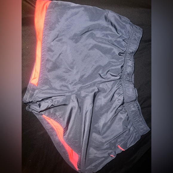 Active wear shorts - Picture 2 of 4